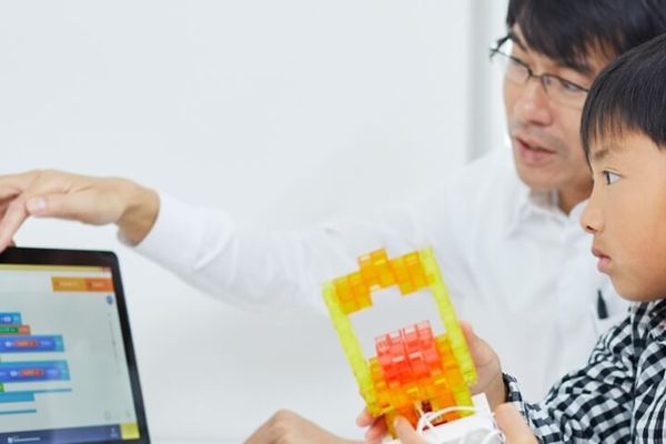 対話のプロと学ぶロボットプログラミング。お子さまの自由な発想を学びにつなげます。