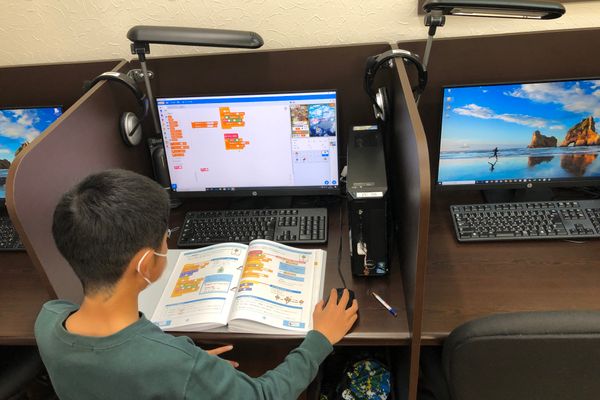 子ども向けのやさしいプログラミング言語・Scratchを使って、ゲームを作っていきます。直感的にプログラムを組み立てることができる言語なので、入門編に最適です。