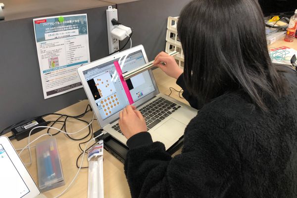 子どもたちなりに考えてもらうよう、自由なアプローチを推奨しています