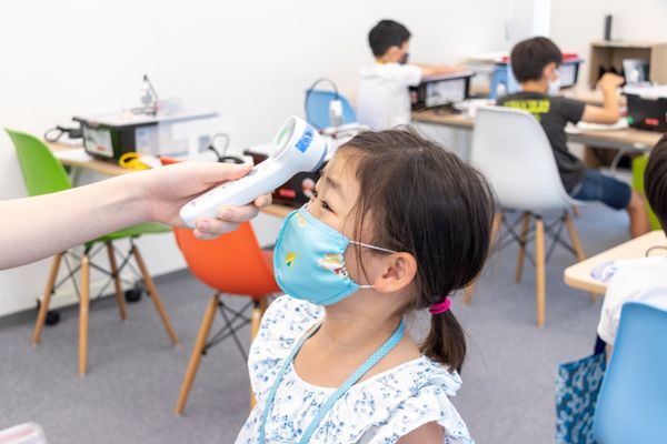 新型コロナウイルス感染症対策として検温を実施しています（撮影：2020年8月）