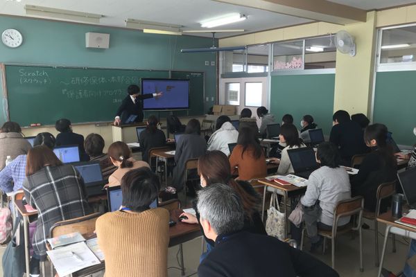 保護者の方や教員の方向けのワークショップも行っています。