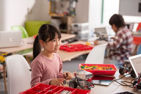 低学年の女の子も楽しめるロボットプログラミング（撮影：2021年1月）