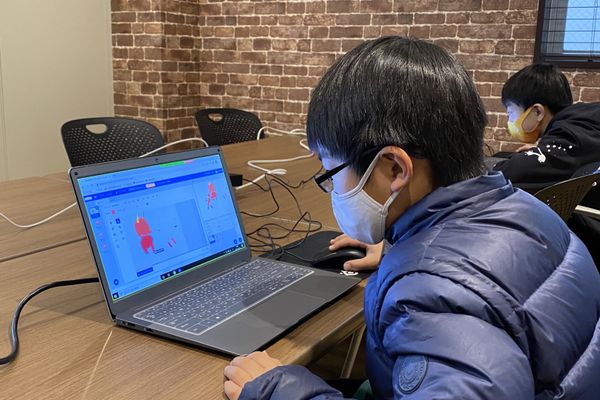 ペアプログラミングの様子。ソーシャルディスタンスを取るために「Zoom」の画面共有機能を用いて行います。
