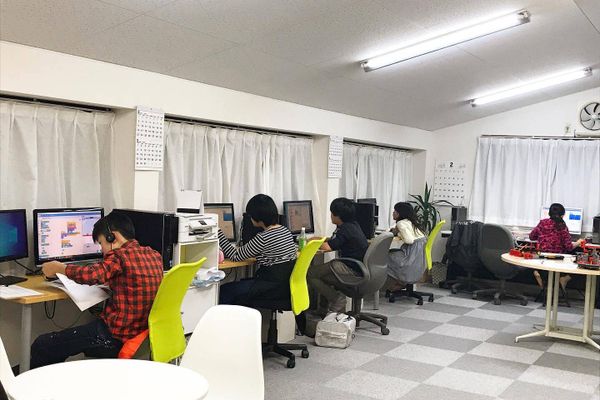 一人1台のPC環境と、大人と子どもが一緒に学べる教室