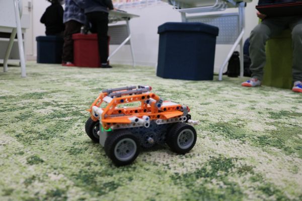 車型のロボットは教室内を走り抜ける！