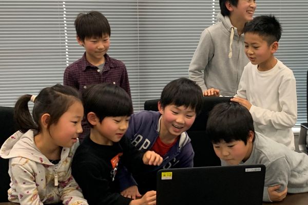 クラスメートと作品を共有しながらレッスンが進行します！