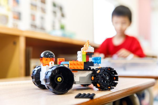 小学校低学年はレゴを使って実体験を伴う学びも行います