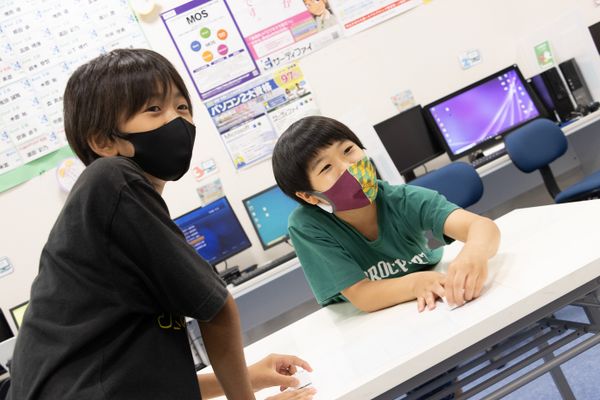 「こうやったらどうかなー？」「こっちがいいんじゃない？」意見を出し合いながら作業を進めます