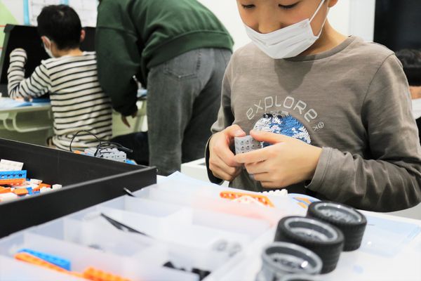 ロボットの組み立ては創造力を育てます