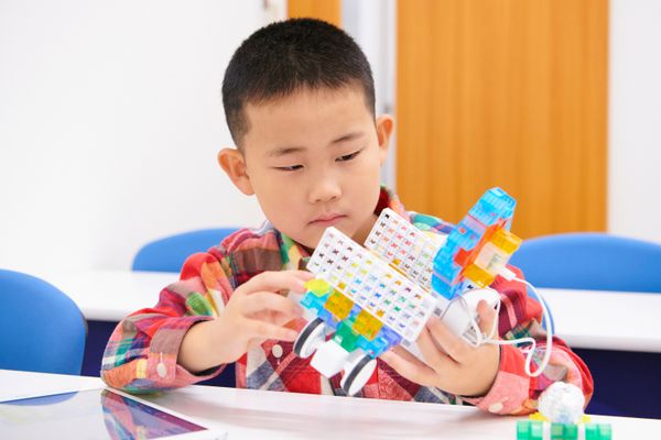 ファーストコースでは、自分だけの「あそび」を工夫して生み出すことで、「発想力」と「思考力」を伸ばします [2021/10撮影]