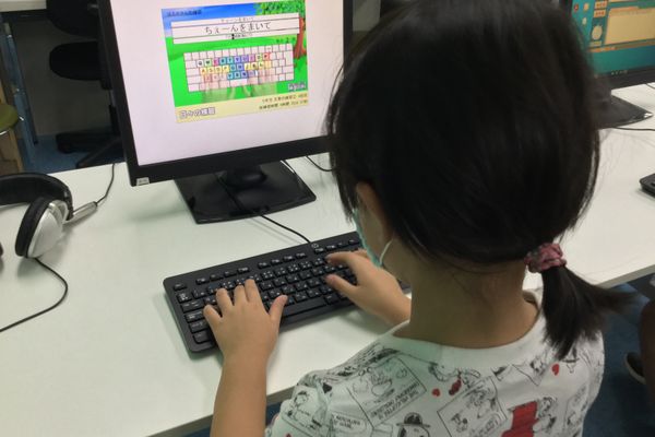 【ステージパソコン】まずは、タイピング練習からスタートします。