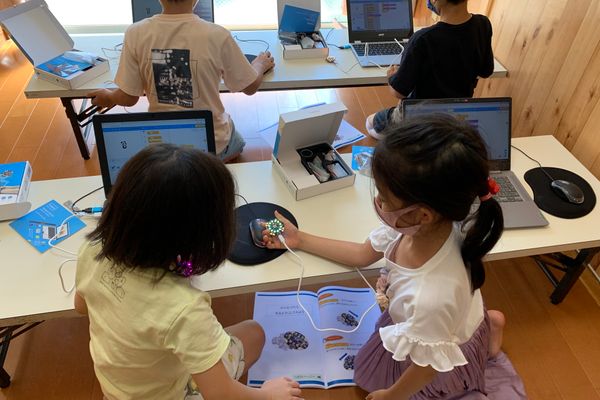友達同士で作品を見せ合いっこ。プログラミングもしっかりできていたね(夏休み特別講座,ハロコードプログラミング,2021.8.6)）