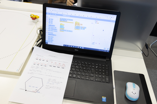 toio™(トイオ)で多角形を学ぶ