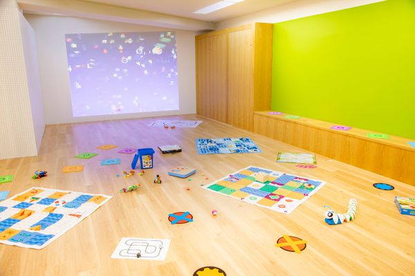 子どもが広々と遊んで学べる木質感たっぷりの空間