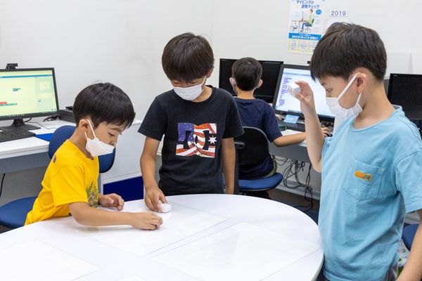 どんな風に動かそうかな。イメージ通りにプログラミングできた時の笑顔は輝いています！