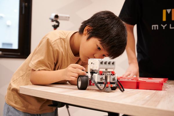 ロボット制作では、声をかけるのが申し訳なくなるくらい集中するお子さまがたくさんいます！