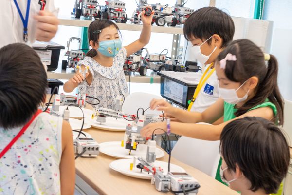 失敗を恐れず、試行錯誤を重ねることで、主体性と最後までやり抜く力を育てます。（撮影：2020年8月）