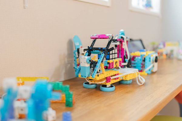 レゴをはじめとした8種類のロボットを使ってプログラミング。 ロボットは購入不要です。
