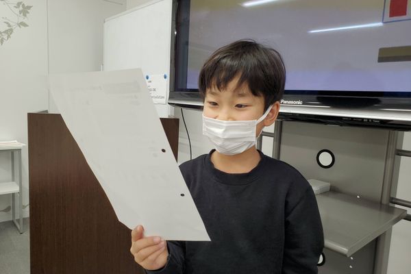 授業の最後はふりかえり・発表の時間！プログラミングだけではなく、コミュニケーションやプレゼンの練習にも力を入れています。