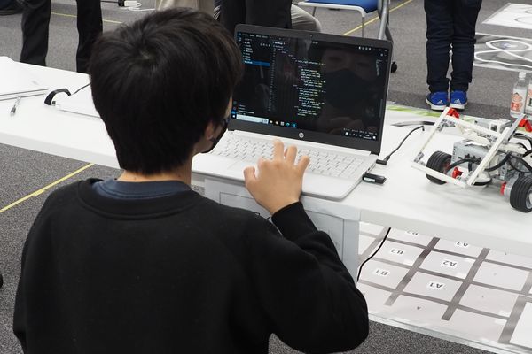 Crefusコースの授業の様子。上級コースでは、ロボットのアイデアを考え、実現していくロボット開発プロジェクトを進めていきます。