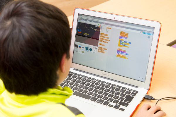 PCを使って自分の作りたいゲームを作成