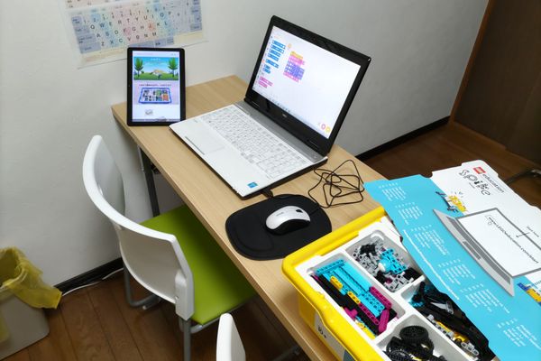 教材は無料レンタル、WEBカメラで授業風景をリアルタイムでチェック！