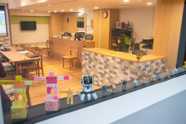 外から見た教室内