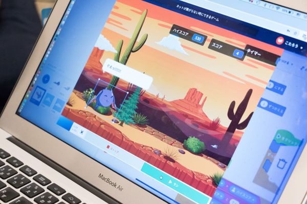 スマホゲームも開発しているサイバーエージェントグループの教材だから、使えるキャラクターや背景素材も実際のゲームそのもの！