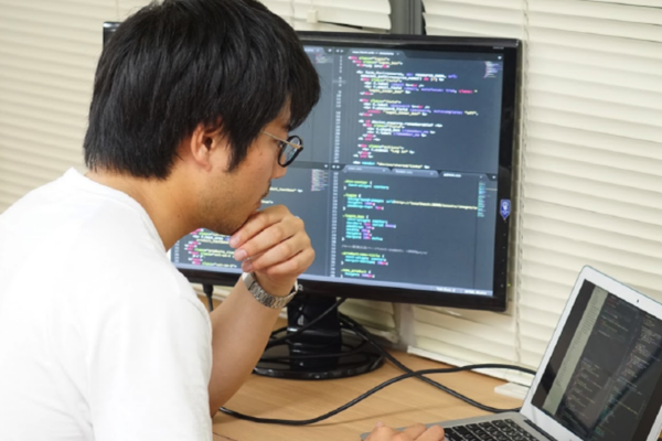集中して課題に取り組んでいる姿