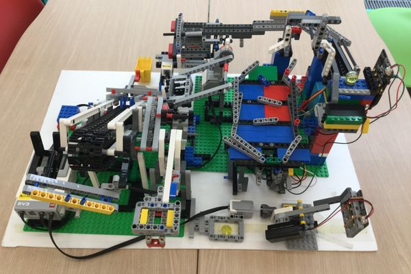 生徒による自由制作（ビー玉転がし装置）