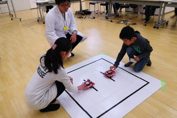 大人気のロボット相撲
