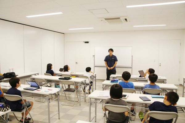 授業の最初と最後はきちんと挨拶！プログラミングがいくらできても礼節ができなければ人としてだめですよね。(2019年5月撮影)
