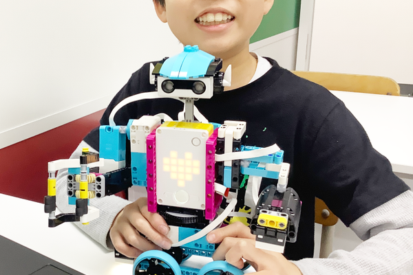 ゴールドコース（小学5年生）の授業の様子。段階的に高度なプログラミングへとつなげていきます。競技を通してセンサーと条件分岐を用いた中級プログラミング、パソコンを使ってのデータプレゼンテーション手法。