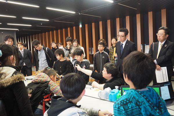 成果報告会の様子です。企業や県庁の方々に成果を報告しました。