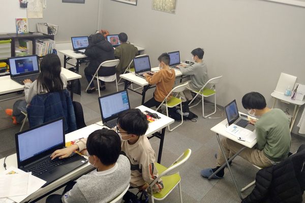 Scratch 教室で学ぶ子供たち