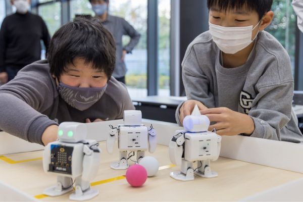 トモーニなら、モノ×プログラミングの組み合わせで 楽しみながら学習できます。　