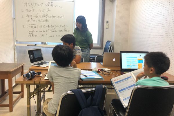 普段の授業の様子です！真剣にみんなで動画を見ています