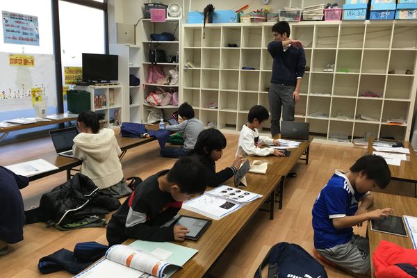 みんな、すごく集中して取り組んでいます。全集中、プログラミングの型！笑