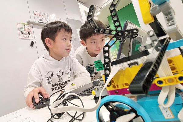 ペアで協力して取り組むことで協調性を育む