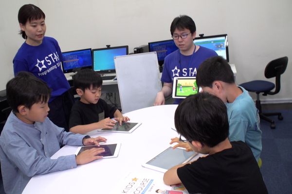 キッズプログラミングコースは、低学年のお子様も受講できます。