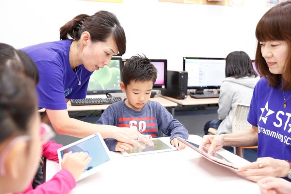 手が止まる様子があれば講師が声を掛けます