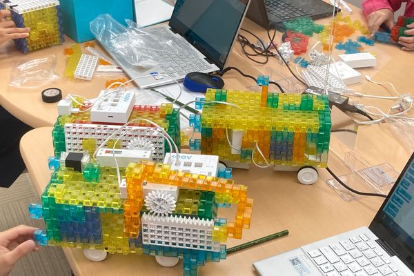 コンテストに向けて制作中。形も見本のプログラムもない自由制作では、アイデアを考える・伝わるようにプレゼンシートを作るなど普段とは違う刺激もあり、生徒のみなさんも一層熱が入ります。【2023年8月撮影】