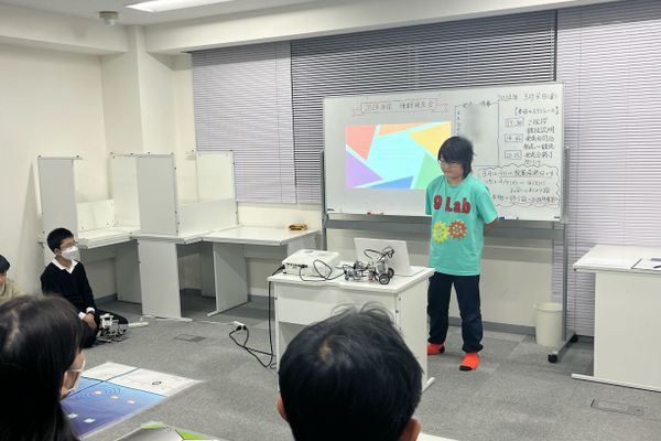 学んだ成果を発表する発表会の様子。発表会を通じてプレゼンテーション手法を学習します。