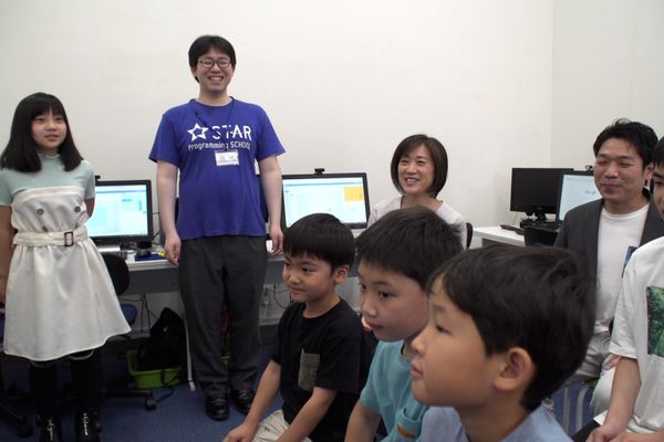 緊張の発表会。オリジナル作品をみんなで楽しみます