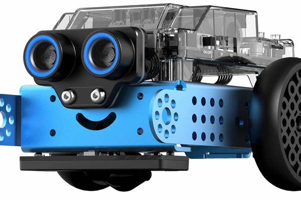 青色の憎めないやつ。小さいけど頭はすごく良いロボットです。