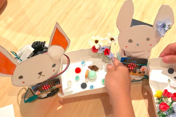 女の子にも人気のデジタルペット。お菓子を近づけると喜びます。