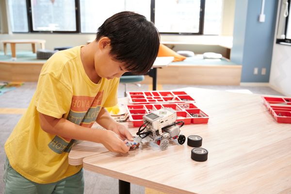 レッスンは90分、子どもたちが試行錯誤する時間をたっぷり取れるレッスンです！