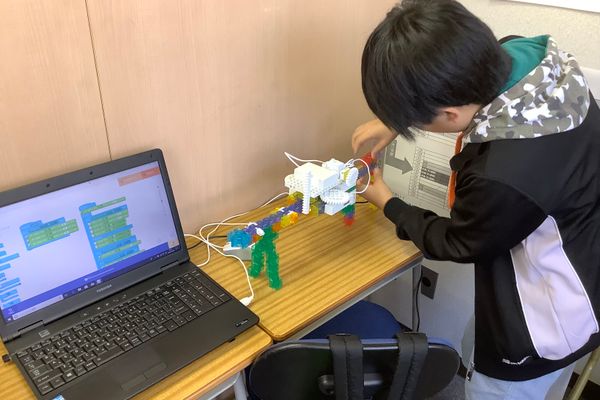 小学生はブロックを制作し、プログラミングによって電子パーツが稼働する学習を行います。
