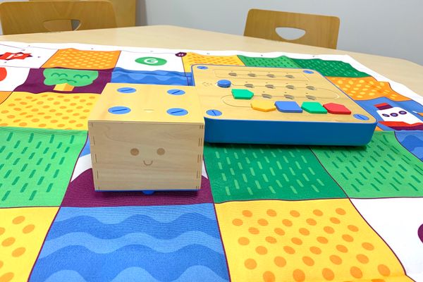 幼児はキュベットを使って木の玩具でプログラミングを学びます