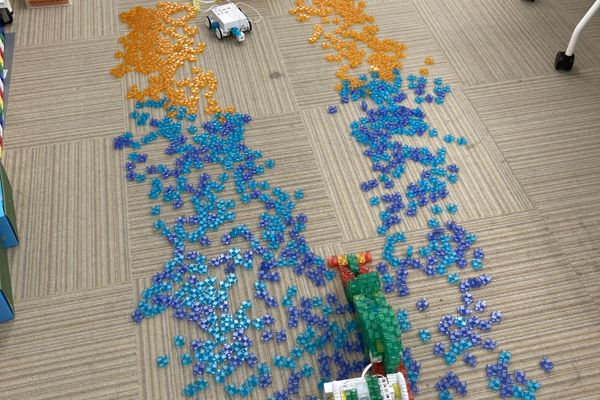 開発拠点でもある当教室では、KOOVブロックの数も豊富。自由な発想で、大規模な作品づくりにも挑戦できます。こちらの作品では、海と陸(魚市場)の世界をブロックで表現しました。【2023年10月撮影】